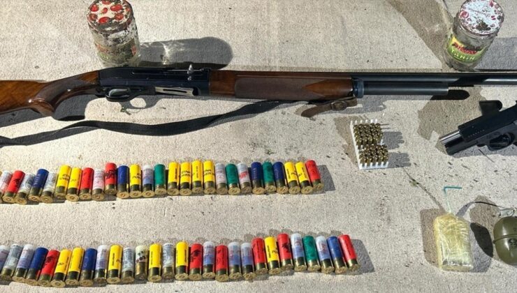 Adana'da evinde 2 silah, el bombası ve patlayıcı ele geçirilen kişi tutuklandı