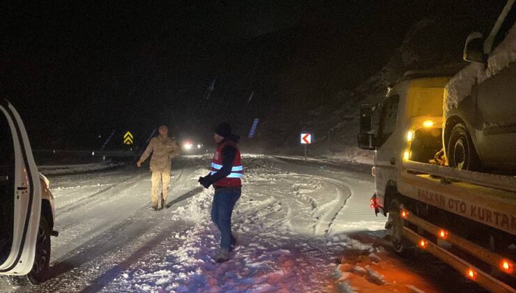 Ağrı'da kuvvetli kar yağışı ulaşımı etkiliyor