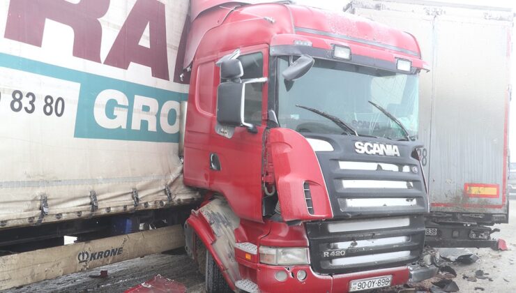 Ağrı'da yollarda oluşan buzlanmalar nedeniyle 2 TIR çarpıştı