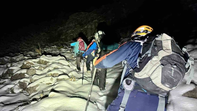 Akdağ’da mahsur kalan 3 dağcı kurtarıldı