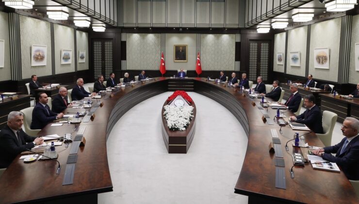 AKP ikiye bölündü: Yılbaşına günler kala Kabine mi değişiyor?