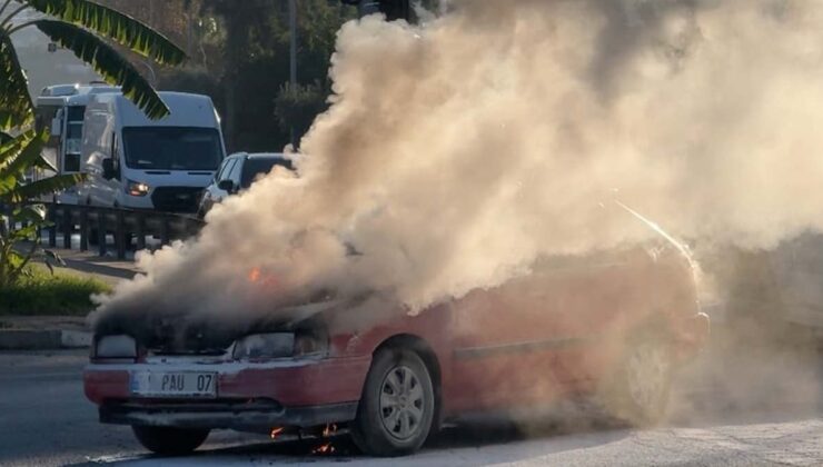 Alanya’da seyir halindeki otomobil alev aldı, araç kullanılamaz hale geldi