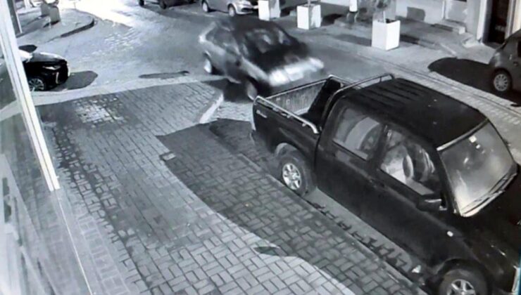 Alkollü sürücü park halindeki araçlara çarptı: O anlar kamerada