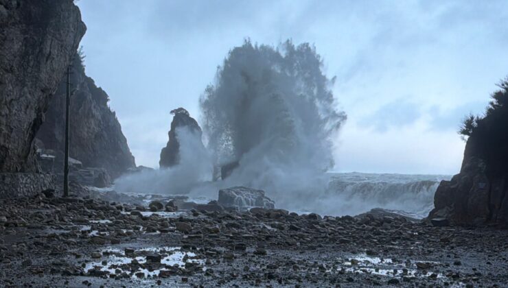 Amasra'da dalgalar 8 metreyi aştı tekneler limana demirledi