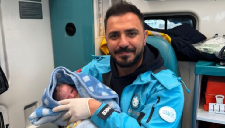 Ambulansta doğan bebeğe sağlık personelinin adı verildi