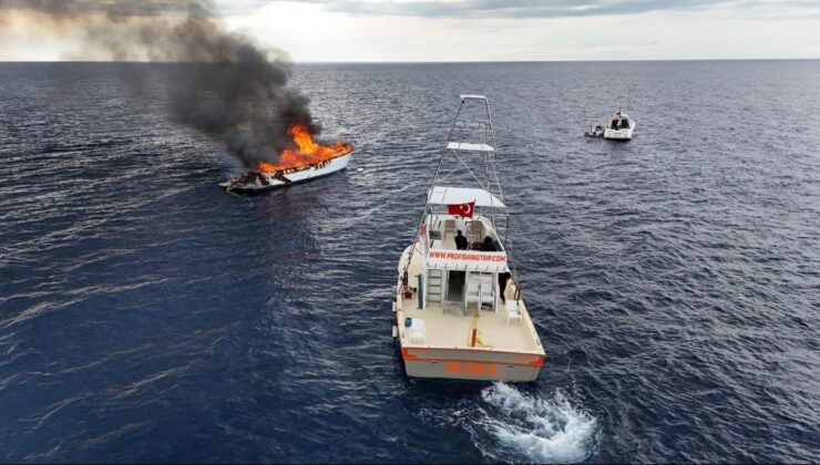 Antalya'da yelkenli yat alev alev yandı