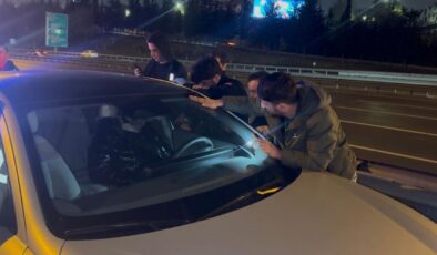 Aracını TEM’in ortasına çekip uykuya daldı! Camı baltayla kırıldı