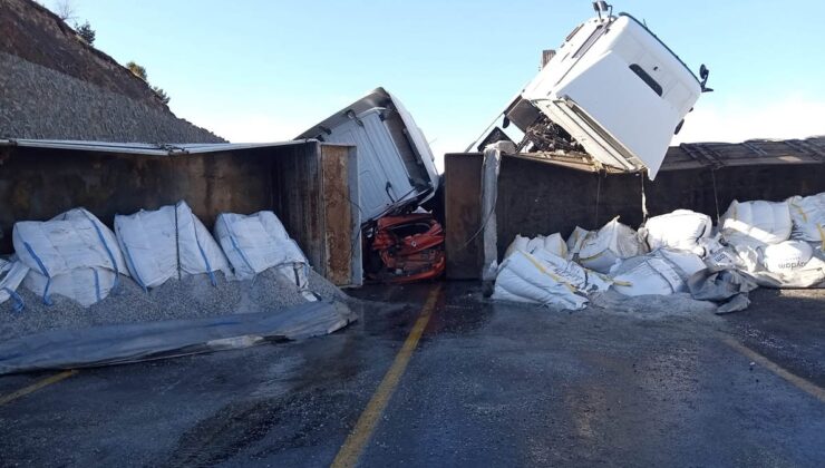 Ardahan’da buzlanma kazaya neden oldu: İki TIR ve otomobil çarpıştı