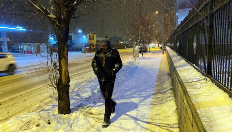 Ardahan'da kar kenti beyaza bürüdü