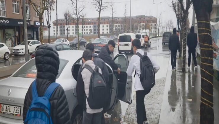 Arnavutköy'de okul çıkışı otostopla eve giden öğrenciler isyan etti