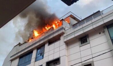 Ataşehir’de otel yangını! Çatı katı alevlere teslim oldu