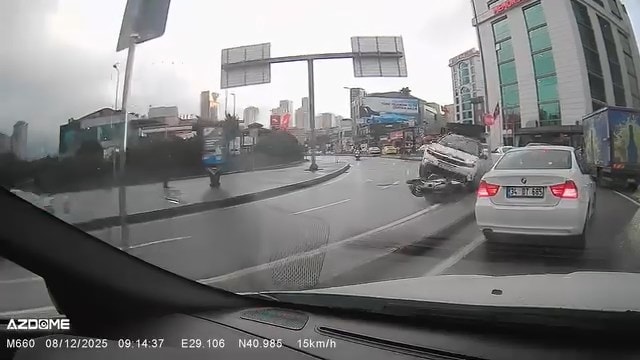 Ataşehir’de otomobil motosiklete çarpıp takla attı: Ölümden döndü