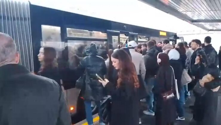 Avcılar’da metrobüs arızalandı: Duraklarda yoğunluk oluştu