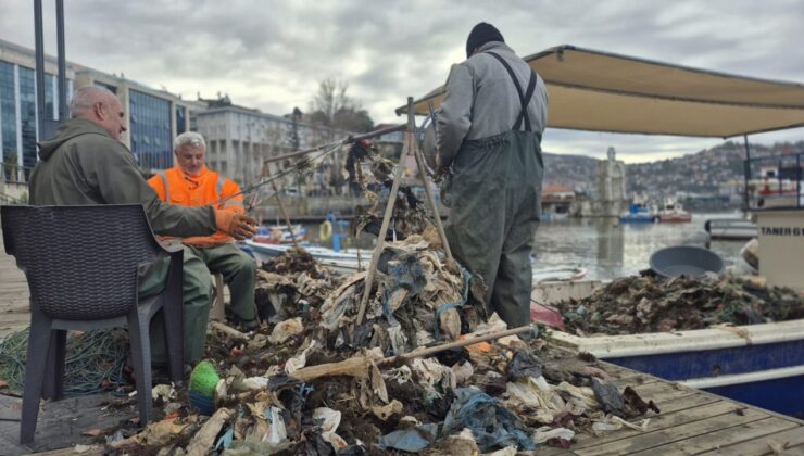 Balıkçıların ağına balık yerine yaklaşık 1 ton çöp takıldı
