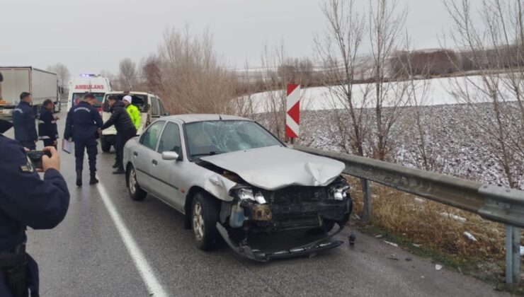 Bariyerlere çarpan araçtan inen kazazedelere otomobil çarptı