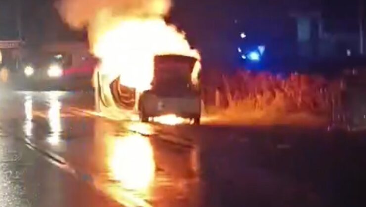 Bartın’da park halindeki otomobil alev alev yandı