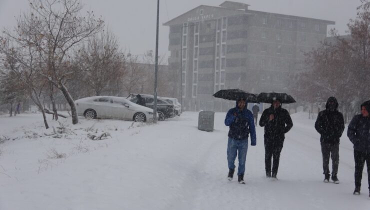 Bitlis’te kar yağışı: 180 köy yolu ulaşıma kapandı