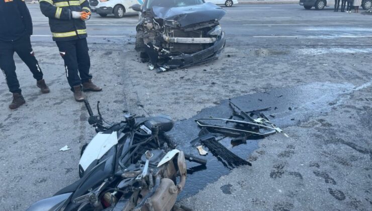 Bitlis'te otomobil ile motosiklet kafa kafaya çarpıştı: 1 yaralı