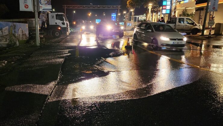 Bodrum’da su isale hattı patladı cadde yarıldı