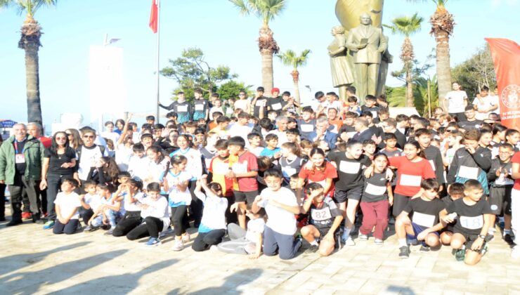 Bodrum’da yüzlerce öğrenci Atatürk için koştu