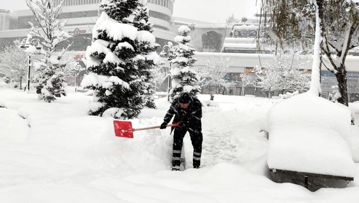 Bolu'da kar kalınlığı yarım metreye ulaştı