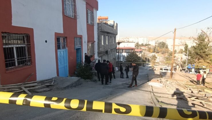 Boşandığı kadını, çocuklarının yanında öldürdü