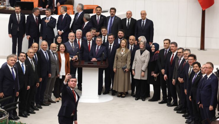 Bu selfienin arkasındaki mesaj ne? O fotoğrafta 272 AKP’li vekilden 42’si var