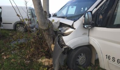Bursa’da işçi servisi ile hafif ticari araç çarpıştı: 11 yaralı