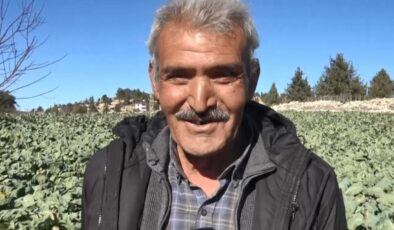 Çamurlu ayakkabısını çıkarıp, çorapla markette alışveriş yaptı