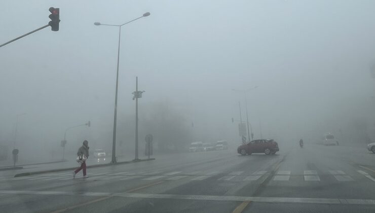 Denizli’de yoğun sis görüş mesafesini 30 metreye düşürdü