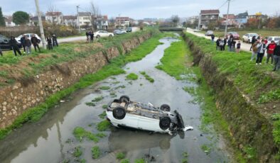 Dereye devrilen otomobildeki 3 kişi yaralandı