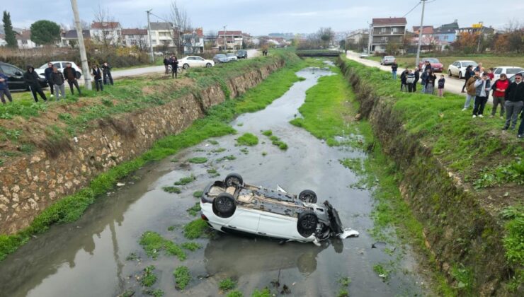Dereye devrilen otomobildeki 3 kişi yaralandı