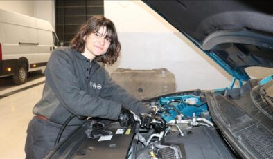 ‘Dilara usta’ otomotiv servisinde araçların bakımını yapıyor