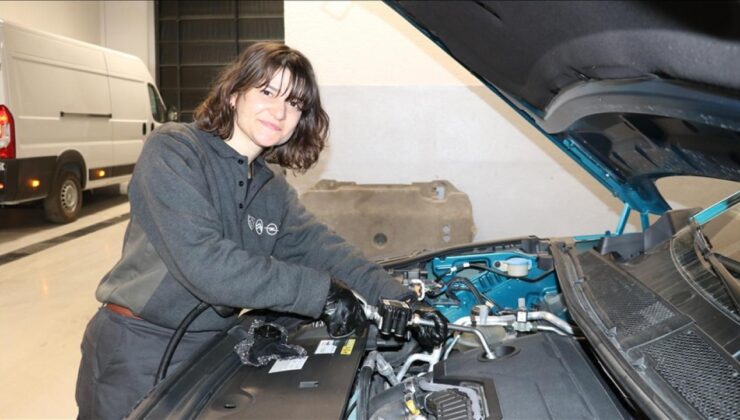 ‘Dilara usta’ otomotiv servisinde araçların bakımını yapıyor