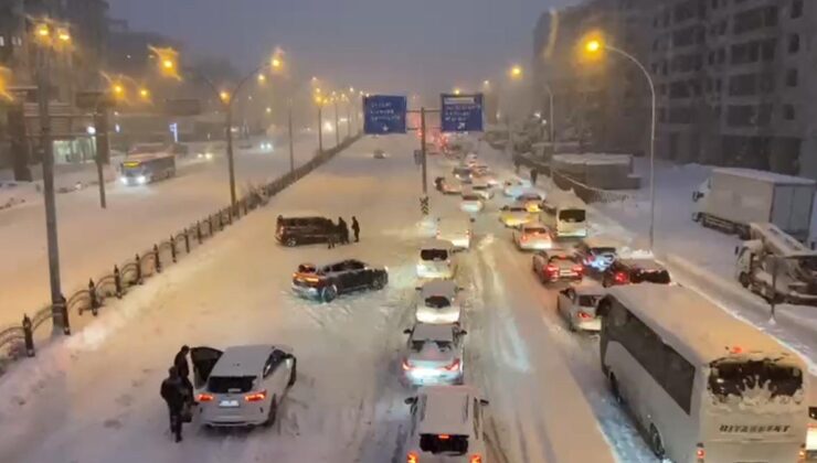 Diyarbakır'da kar hayatı felç etti! Yollar kapandı, araçlar yolda kaldı