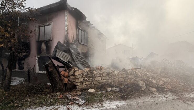Domaniç'te iki katlı ev alevlere teslim oldu