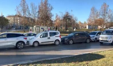 Elazığ’da buzlanma: 6 araç birbirine girdi!