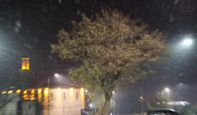 Elazığ’ın tarihi zirvesi Harput’ta kar yağışı başladı