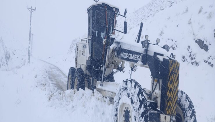 Elazığ'da 311 köy yolu, kardan ulaşıma kapandı