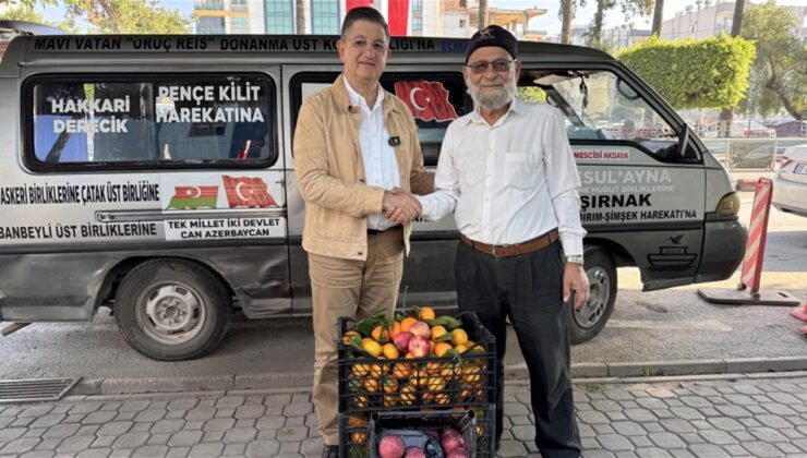‘Elmacı Dede’ Hatay’dan aldığı mandalinaları Mehmetçiğe ulaştıracak