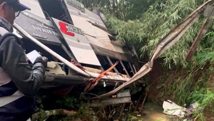 Endonezya’da yolcu otobüsünün devrilmesi sonucu 16 kişi öldü