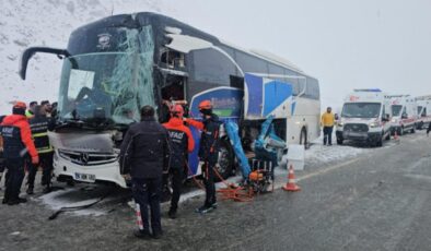 Erzincan’da yolcu otobüsü tıra çarptı: Yaralılar var