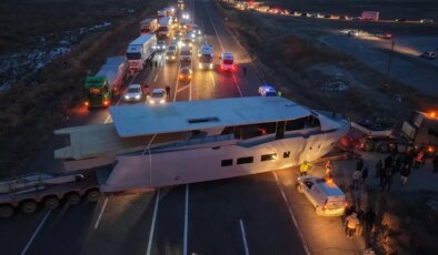 Erzurum’da yat taşıyan TIR yolda kaldı, trafik felç oldu