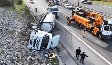 Esenyurt TEM’de tanker devrildi: Trafik kilitlendi