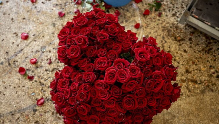 Eşine çiçek gönderdi boşanma nedeni sayıldı