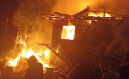 Evde çıkan yangın okul lojmanına sıçradı