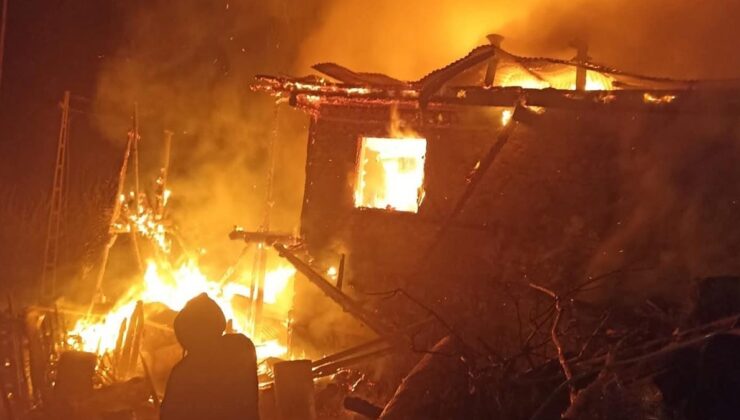 Evde çıkan yangın okul lojmanına sıçradı