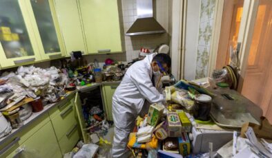 Eve giren ekipler şoke oldu: 4 kamyon çöp çıktı!