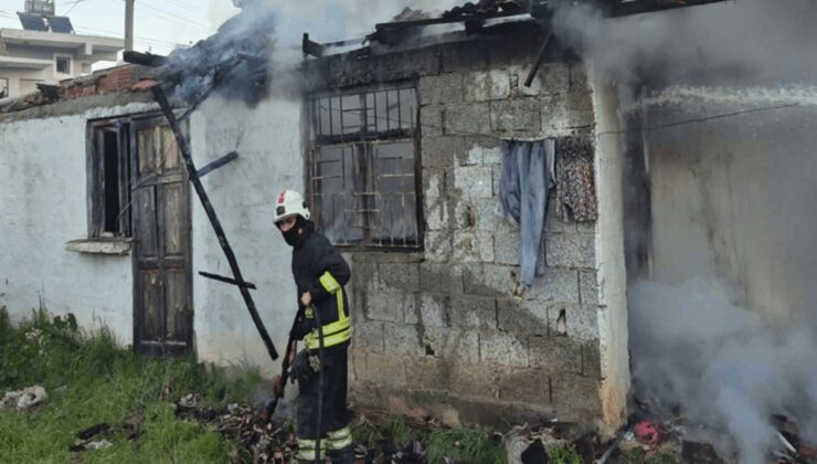 Evinde çıkan yangında yaralandı