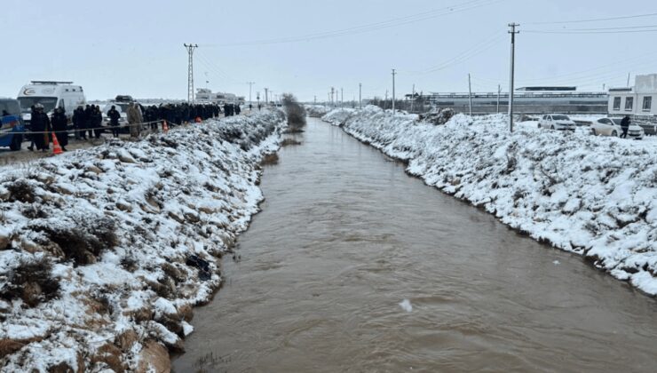Feci kaza: Baba ve 3 çocuğu sulama kanalına uçtu